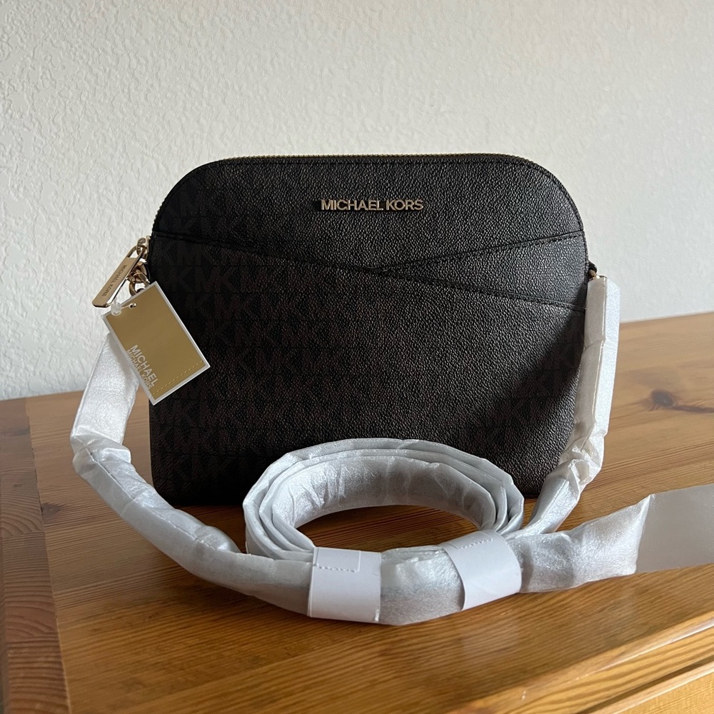 Michael Kors Jet Set Travel Medium Signature Dome Crossbody Bag